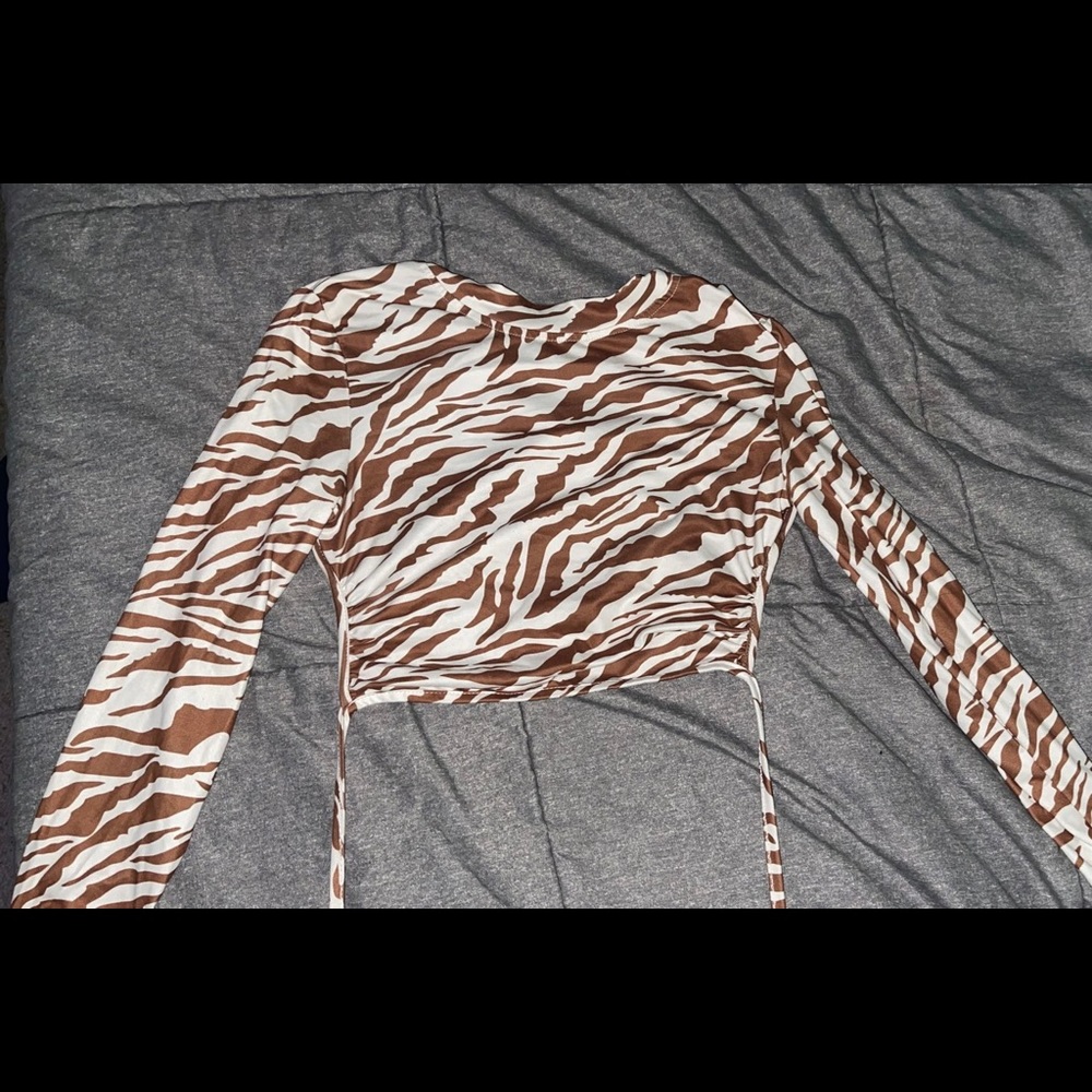 backless long sleeve zebra print crop top